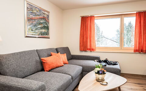 Chesa Giere: Møbel, Couch, Indretning, Træ, Gulvbelægning, Stue, Lejlighed, Hjem, Etage, Orange