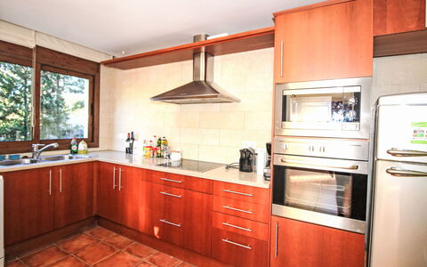 Cala Moreta: Køkken, Cabinetry, Gulvbelægning, Træ, Større Bandage, Countertop, Køkken Apparat, Etage, Indretning, Møbel