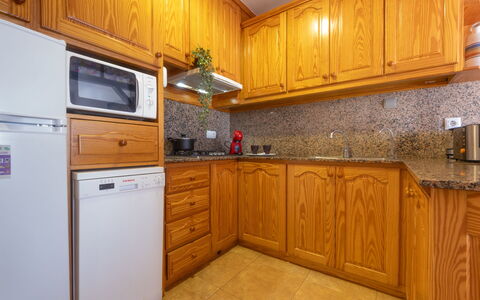 Falco: Cabinetry, Køkken, Træ, Gulvbelægning, Større Bandage, Countertop, Køkken Apparat, Etage, Indretning, Bejdse