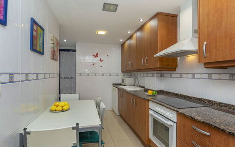 Solymar: Køkken, Gulvbelægning, Countertop, Større Bandage, Køkken Apparat, Etage, Indretning, Møbel, Cabinetry, Køkkenvask