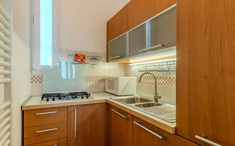 Sona'S Lake Home: Køkken, Køkken Apparat, Countertop, Større Bandage, Træ, Cabinetry, Køkkenvask, Gulvbelægning, Indretning, Komfur