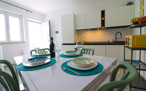 Casa Kalès Otranto – Holiday Home 4 Guests – Ac, W: Møbel, Indretning, Gulvbelægning, Loft, Værelse, Belysning, Etage, Lysarmatur, Bord, Køkken