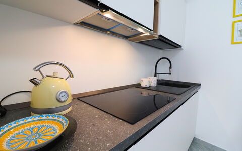 Casa Kalès Otranto – Holiday Home 4 Guests – Ac, W: Køkken, Countertop, Køkkenvask, Indretning, Køkken Apparat, Sanitærarmatur, Gulvbelægning, Tap, Komfur, Belysning