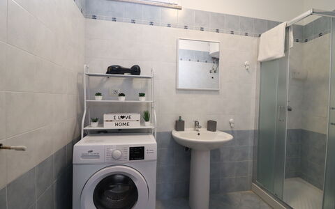 Casa Kalès Otranto – Holiday Home 4 Guests – Ac, W: Badeværelse, Sanitærarmatur, Indretning, Gulvbelægning, Håndvask, Badeværelsesvask, Etage, Toilet, Tap, Vvs