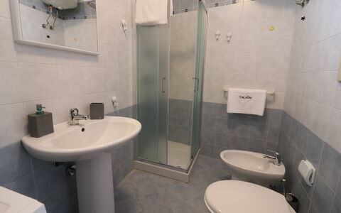 Casa Kalès Otranto – Holiday Home 4 Guests – Ac, W: Gulvbelægning, Etage, Indretning, Værelse, Badeværelsesvask, Sanitærarmatur, Møbel, Håndvask, Loft, Tap