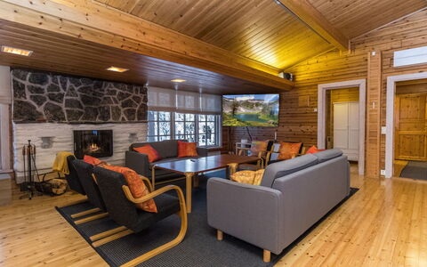 Saajomaja: Træ, Loft, Gulvbelægning, Indretning, Etage, Hjem, Stue, Sommerhus, Hårdttræ, Couch