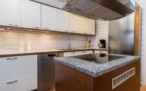Saajomaja: Køkken, Countertop, Køkken Apparat, Gulvbelægning, Cabinetry, Indretning, Større Bandage, Træ, Etage, Husholdningsapparat