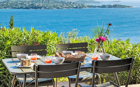Porto Vecchio 670: Møbel, Udendørs Møbler, Bord, Stol, Udendørs Bord, Have, Køkken & Spisebord, Gårdhave, Restaurant, Blomsterkrukke