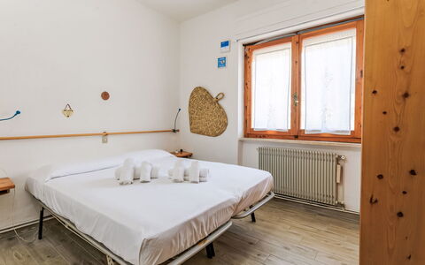 Oleandro: Væg, Træ, Lejlighed, Soveværelse, Hårdttræ, Bejdse, Sengetøj, Seng, Planke, Hotel