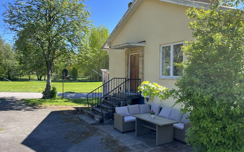 Skolhuset: Busk, Sommerhus, Have, Skygge, Lawn, Landscaping, Gård, Backyard, Veranda, Udendørs Møbler