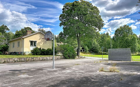 Skolhuset: Træ, Græs, Vejbelægning, Offentlige Rum, Asfalt, Land Lot, Pol, Indkørsel, Skygge