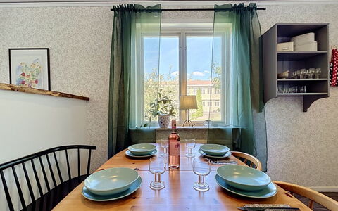 Skolhuset: Møbel, Indretning, Træ, Belysning, Textile, Bord, Gulvbelægning, Spisestue, Lysarmatur, Loft
