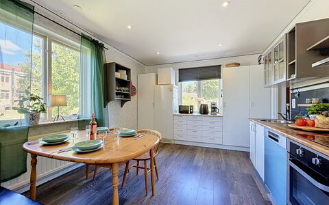 Skolhuset: Indretning, Træ, Gulvbelægning, Countertop, Møbel, Loft, Køkken, Etage, Køkken & Spisebord, Køkken Apparat