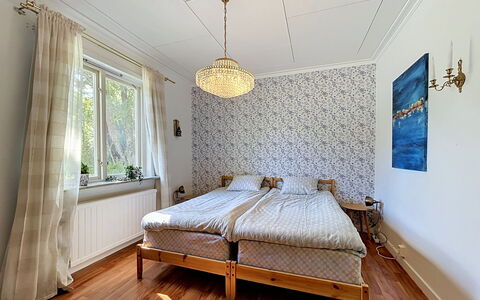 Skolhuset: Seng, Indretning, Soveværelse, Gulvbelægning, Etage, Sengetøj, Sengetøj, Træ, Møbel, Loft