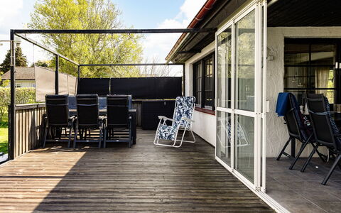 Villshärad: Træ, Møbel, Trægulve, Veranda, Etage, Gulvbelægning, Udendørs Møbler, Dæk, Stol, Skygge