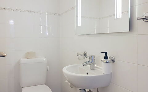 Apt. Hermosa: Badeværelse, Badeværelsesvask, Sanitærarmatur, Håndvask, Væg, Indretning, Gulvbelægning, Toiletbræt, Toilet, Tap
