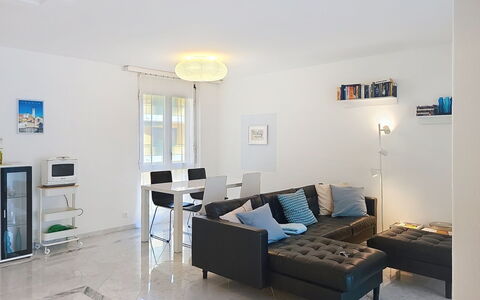 Apt. Hermosa: Møbel, Indretning, Gulvbelægning, Couch, Etage, Stue, Bord, Loft, Værelse, Hjem