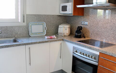 Elegance: Countertop, Ejendom, Værelse, Køkken, Cabinetry, Møbel, Flise, Komfur, Hus, Bygning