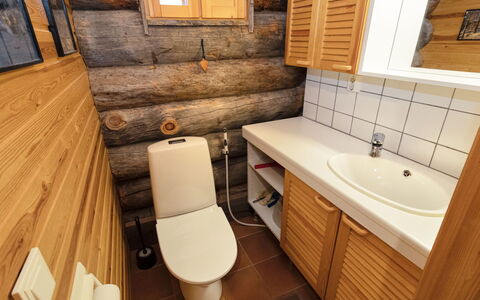 Janttara: Toiletbræt, Træ, Gulvbelægning, Toilet, Etage, Sanitærarmatur, Håndvask, Vvs, Badeværelse, Bejdse