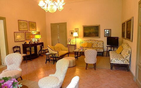 Villa Castellani: Møbel, Indretning, Gulvbelægning, Stol, Etage, Værelse, Belysning, Bord, Billedramme, Stue