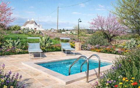 Trulli al Verde Viburno: Have, Busk, Svømmepøl, Landscaping, Flise, Backyard, Udendørs Møbler, Stol, Gård