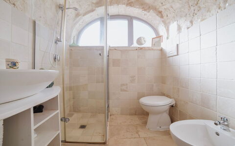 Trulli al Verde Viburno: Væg, Sanitærarmatur, Badeværelse, Gulvbelægning, Etage, Toilet, Indretning, Toiletbræt, Vvs, Flise
