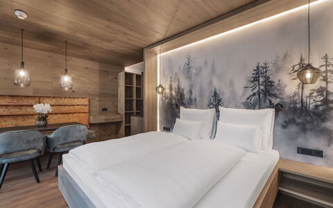Ischgl 120: Indretning, Loft, Soveværelse, Hotel, Tapet, Hårdttræ, Lysarmatur, Bejdse, Sengetøj, Seng