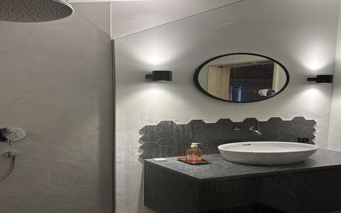 Baren Penthouse: Væg, Lysarmatur, Indretning, Sanitærarmatur, Gulvbelægning, Spejl, Belysning, Loft, Etage, Badeværelse