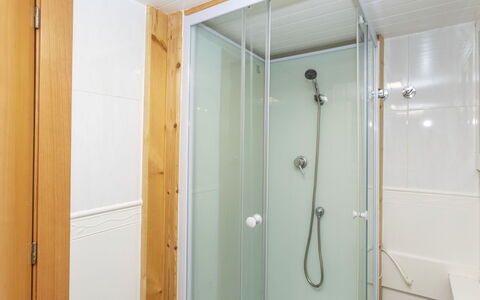 Rioplata: Badeværelse, Sanitærarmatur, Væg, Gulvbelægning, Indretning, Etage, Loft, Badeværelsesvask, Bruser, Vvs