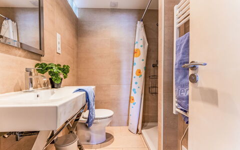 Cambrils 40: Gulvbelægning, Indretning, Etage, Sanitærarmatur, Badeværelse, Toilet, Toiletbræt, Møbel, Vvs, Værelse