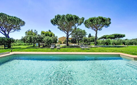 La Casa del Prime: Blå, Have, Svømmepøl, Landscaping, Skygge, Lawn, Afspejling, Parkere, Water Feature, Dam