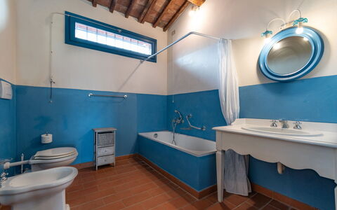 Agriturismo le Due Querce: Gulvbelægning, Sanitærarmatur, Indretning, Etage, Loft, Badeværelsesvask, Badeværelse, Tap, Håndvask, Belysning