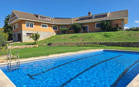 Argentona 642: Svømmepøl, Udvej, Estate, Have, Stuehus, Backyard, Villa, Skygge, Lawn, Eco Hotel