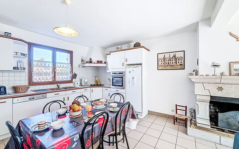 Maison Goh Lannec: Møbel, Udendørs Møbler, Bord, Stol, Udendørs Bord, Have, Køkken & Spisebord, Gårdhave, Restaurant, Blomsterkrukke