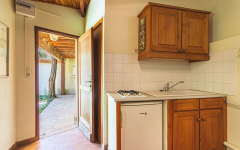 Résidence les Figuiers Fleurs: Træ, Indretning, Loft, Gulvbelægning, Countertop, Etage, Hjem, Køkken, Værelse, Håndvask