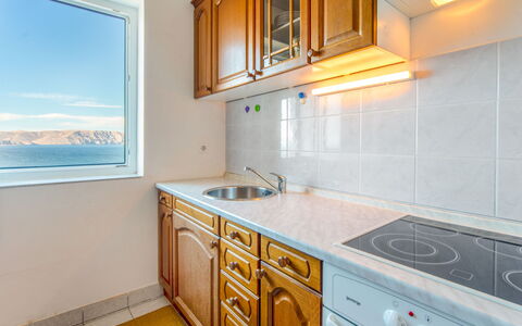 Sea&Mount 1: Køkken, Gulvbelægning, Større Bandage, Køkkenvask, Etage, Countertop, Cabinetry, Værelse, Loft, Lejlighed