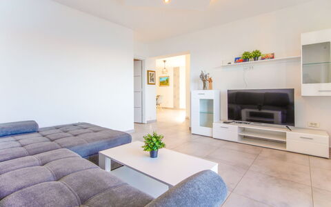 Senj 122: Møbel, Indretning, Gulvbelægning, Couch, Etage, Stue, Loft, Værelse, Television, Bord