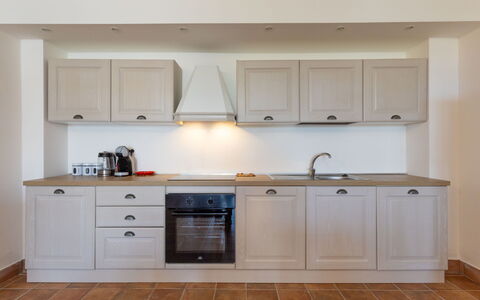 Uliveto: Køkken, Cabinetry, Countertop, Køkken Apparat, Gulvbelægning, Indretning, Træ, Større Bandage, Møbel, Etage