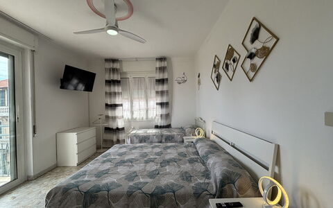 Casa Mimin, Vista Mare, Adults Only, Sanremo: Møbel, Soveværelse, Seng, Indretning, Etage, Lejlighed, Gulvbelægning, Hjem, Sengetøj, Sengetøj