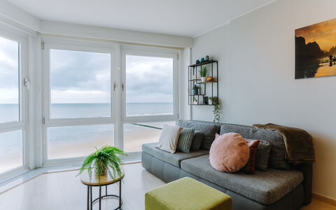Sea View West: Indretning, Møbel, Etage, Gulvbelægning, Lejlighed, Couch, Værelse, Loft, Stue, Hav