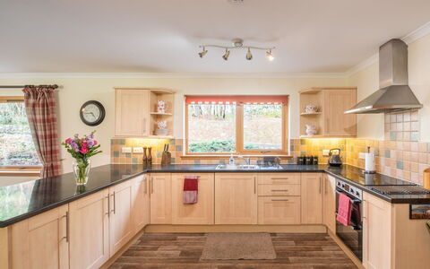 Kirkfield House: Køkken, Møbel, Indretning, Countertop, Gulvbelægning, Køkken Apparat, Cabinetry, Træ, Etage, Større Bandage