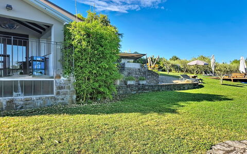 Margherita: Have, Lawn, Skygge, Landscaping, Estate, Udvej, Gård, Backyard, Eco Hotel, Svømmepøl