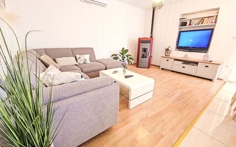 Paz: Møbel, Indretning, Couch, Gulvbelægning, Etage, Stue, Træ, Television, Værelse, Bord