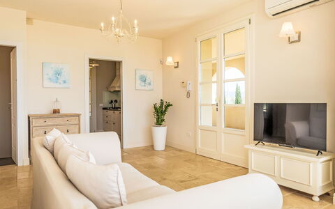 Villa Gli Olivi: Møbel, Indretning, Gulvbelægning, Etage, Træ, Loft, Værelse, Couch, Lejlighed, Stue