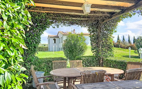 Villa Gli Olivi: Busk, Have, Land Lot, Bunddække, Skygge, Landscaping, Hæk, Gård, Lawn