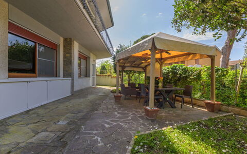 Atelier Vella: Skygge, Have, Flise, Landscaping, Backyard, Gård, Gårdsplads, Hacienda, Udendørs Struktur, Stueplante