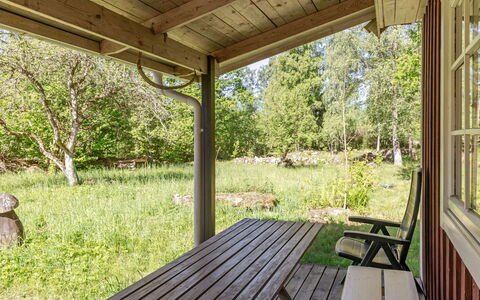 Holmen: Træ, Veranda, Møbel, Skygge, Sommerhus, Backyard, Bejdse, Udendørs Struktur, Have, Garden Bygninger