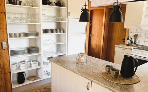 Monna - from the Sea: Køkken, Gulvbelægning, Møbel, Træ, Countertop, Cabinetry, Indretning, Køkken Apparat, Etage, Skab