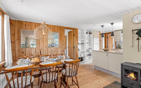 Monna - from the Sea: Træ, Loft, Møbel, Hjem, Hårdttræ, Køkken, Værelse, Cabinetry, Bejdse, Sommerhus
