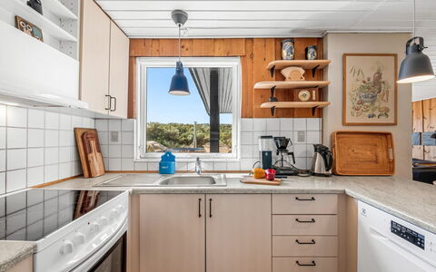 Monna - from the Sea: Køkken, Køkken Apparat, Countertop, Større Bandage, Møbel, Cabinetry, Træ, Indretning, Gulvbelægning, Husholdningsapparat